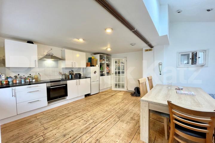 Triplex period house offering 1430 Sq. Ft. of living & entertaining space Khyber Road, Clapham Junction